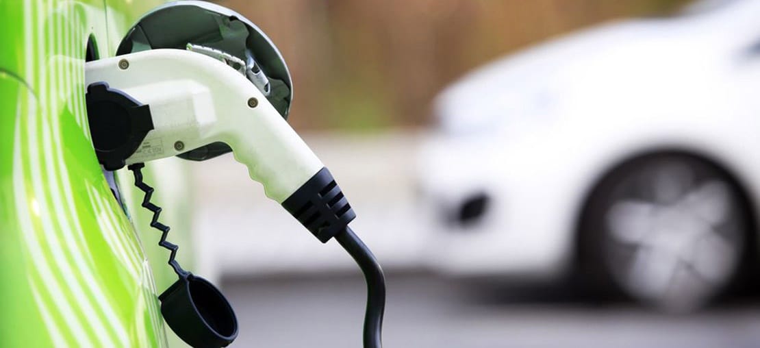 Carros híbridos e elétricos: conheça as diferenças entre eles