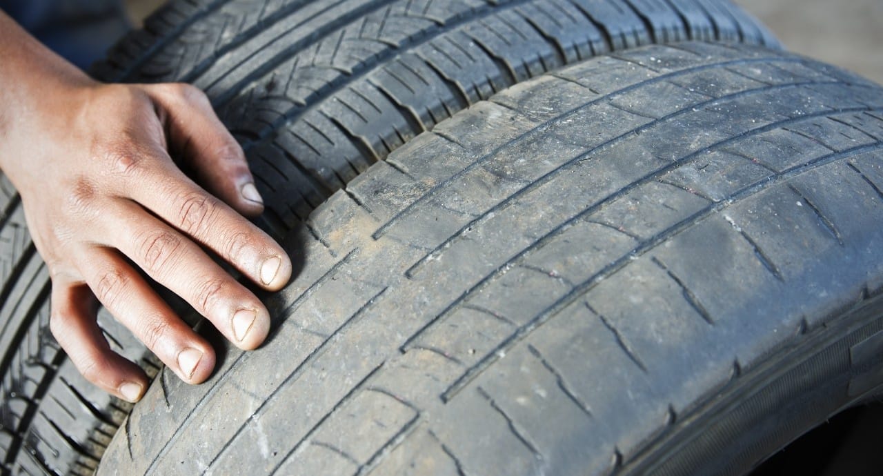 Entenda os riscos e o que fazer em caso de pneu careca